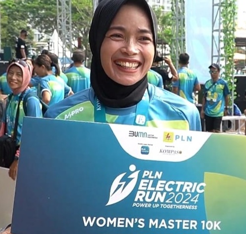 Elvina Naibaho yang kembali menjadi Juara 1 kategori jarak 21K (_half marathon_) wanita dalam PLN Electric Run 2024. 